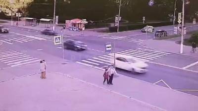 В Петергофе автомобиль вылетел на тротуар в результате ДТП