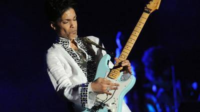Легендарную гитару Принса продали на аукционе в США за $500 тысяч
