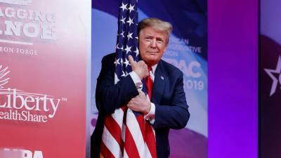 Трамп предложил ввести тюремное заключение за сожжение флага США