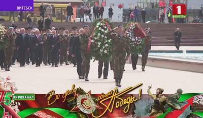 В Витебске цветы возложили к Вечному огню на площади Победы, а также к бюсту Героя Советского Союза Петра Машерова