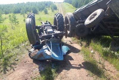 В Башкирии перевернулся трактор - погибли двое людей