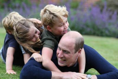 В честь Дня отца Кейт Миддлтон показала новые фото принца Уильяма с детьми