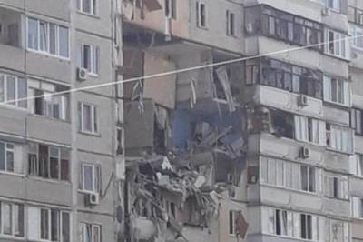 В Киеве из-за взрыва во многоэтажке на Позняках обвалилось несколько балконов