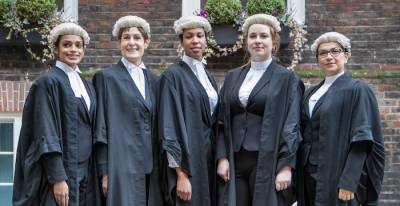 Для британских женщин-адвокатов разработали новую форму одежды
