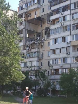 На месте взрыва газа в Киеве из-под завалов достали тело погибшего