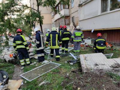ГСЧС: в Киеве в полуразрушенном взрывом доме под завалами остались 3 жильцов, один человек погиб