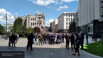 Сторонники блогера Шария провели акцию протеста у офиса Зеленского, дав отпор радикалам