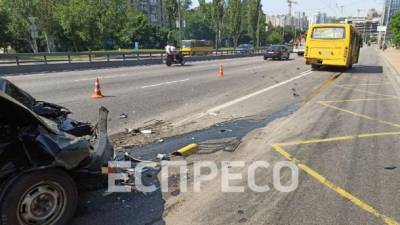 На Дружбы народов в Киеве ВАЗ врезался в маршрутку с пассажирами