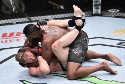 Россиянин Волков проиграл бойцу из США Блейдсу на турнире UFC в Лас-Вегасе