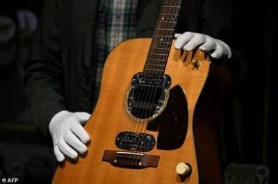 Легендарная гитара Курта Кобейна ушла с молотка за рекордные 6 млн. долларов