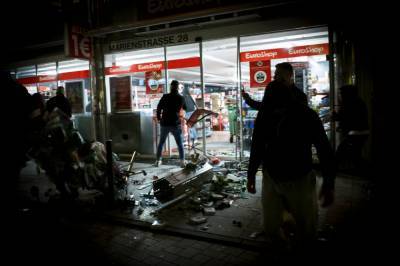Штутгарт стал центром ночных сражений: разбитые кафе и ранения у полицейских (+видео)