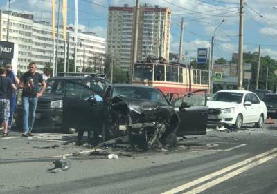 Один человек погиб и шестеро пострадали в ДТП в Петербурге