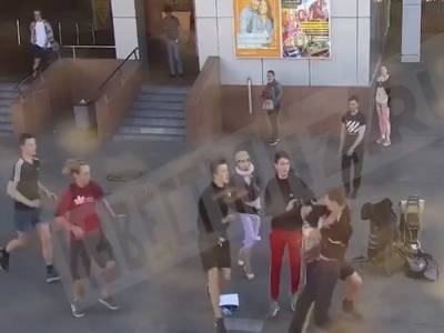 В Петербурге толпа подростков избила пару уличных музыкантов