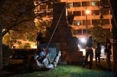 Протестующие снесли памятник конфедерату Альберту Пайку в Вашингтоне
