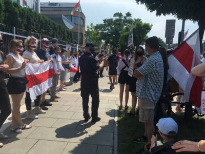 Более 600 человек образовали живую цепь у посольства Беларуси в Варшаве