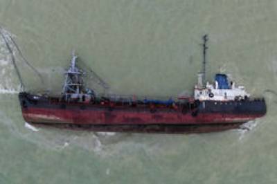 Из потерпевшего крушение танкера Delfi в море разлилась нефть