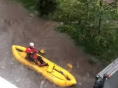 После ливневого дождя во Львове затопило улицы: некоторые жители города пересели на лодки