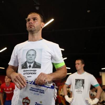 Достойная акция «Зенита»: игроки вышли в футболках с портретами и именами погибших врачей