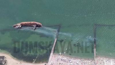 С затонувшего вблизи Одессы танкера "Делфи" вытекло топливо. Купаться на близлежащем пляже запрещено