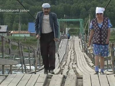 Жители Башкирии рискуют своими жизнями из-за полуразрушенного моста через Белую