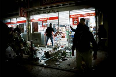 В Штутгарте в ходе беспорядков пострадали больше десяти полицейских
