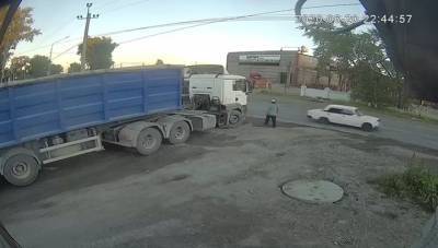 В Нижнем Тагиле грузовик переехал мужчину, пешеход погиб на месте. Видео
