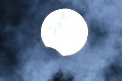 Россияне увидели редкое солнечное затмение и показали его на фото