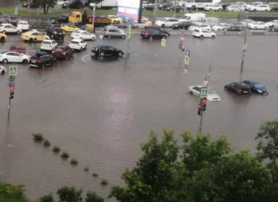 Москва ушла под воду после мощного ливня: фото, видео
