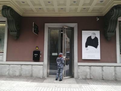 В московской галерее, где проводилась выставка Pussy Riot, проходят обыски