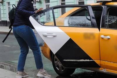 СМИ: москвичка побила таксиста из-за 20 рублей