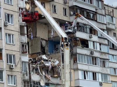 Возле взорвавшегося дома на Позняках в Киеве произошло ДТП