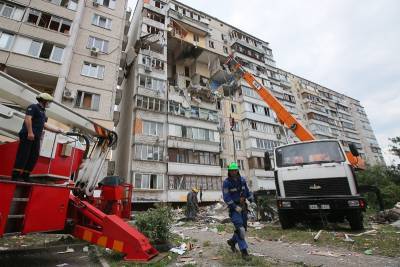 Под завалами жилого дома в Киеве остаются люди