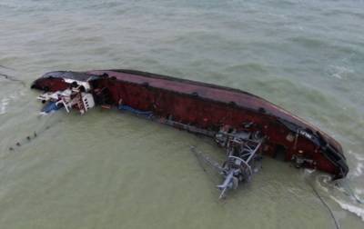 В Одессе снова произошла утечка топлива из затонувшего танкера