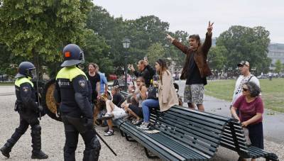 В Гааге против протестующих применили водометы