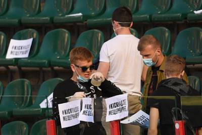 Фанаты «Локомотива» поддержали Семина и ушли с трибун во время матча