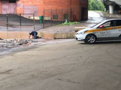 Водитель «Яндекс.Такси» решил прочистить ливневку в Москве