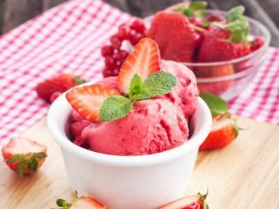 Десерт дня: Освежающее клубничное мороженое