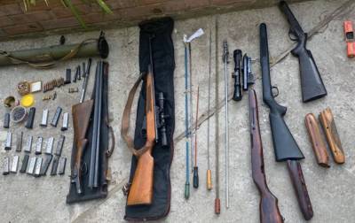 Гранатомет, карабин и пистолеты: у жителя Днепра нашли арсенал