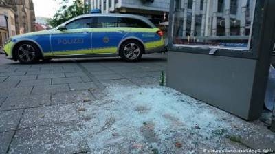 Сотни хулиганов устроили погромы магазинов в Штуттгарте: ранены 19 полицейских