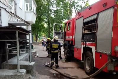 В Смоленске 19 спасателей тушили пожар в многоквартирном доме