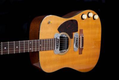 Гитару Курта Кобейна продали за рекордные $6 млн на аукционе