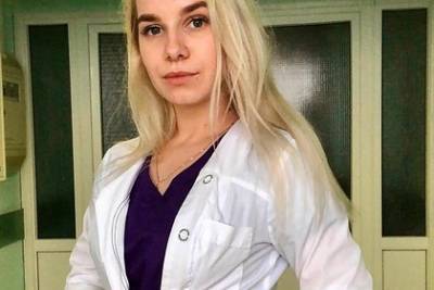 Пришедшую на работу в бикини российскую медсестру заметили на матче РПЛ