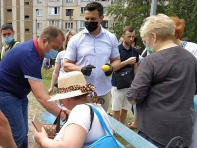Взрыв дома на Позняках: Нардеп от «Слуги народа» привез пострадавшим пакет лимонов