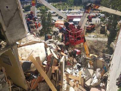 В Киеве на месте взрыва дома продолжают искать людей: судьба еще 3 человек неизвестна