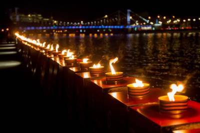 Акция "Линия памяти" началась в столице на Крымской набережной