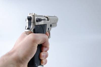 Разыскиваемый 30 лет пистолет обнаружили после стрельбы во дворах Петербурга