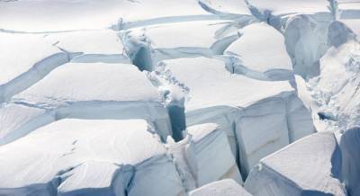 В Италии ледник накрывают брезентом, чтобы он не таял