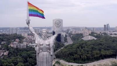 Киевские активисты «повесили» ЛГБТ-флаг на меч «Родины -матери»