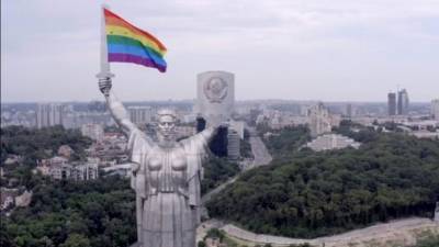 «Родину-мать» в Киеве украсили ЛГБТ-флагом: видео