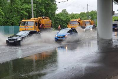 Власти Москвы поблагодарили таксиста за помощь в устранении последствий ливня